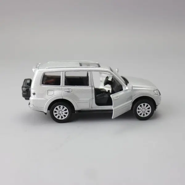 1:43 Scale Pajero Diecast Alloy Model Car - Image 6