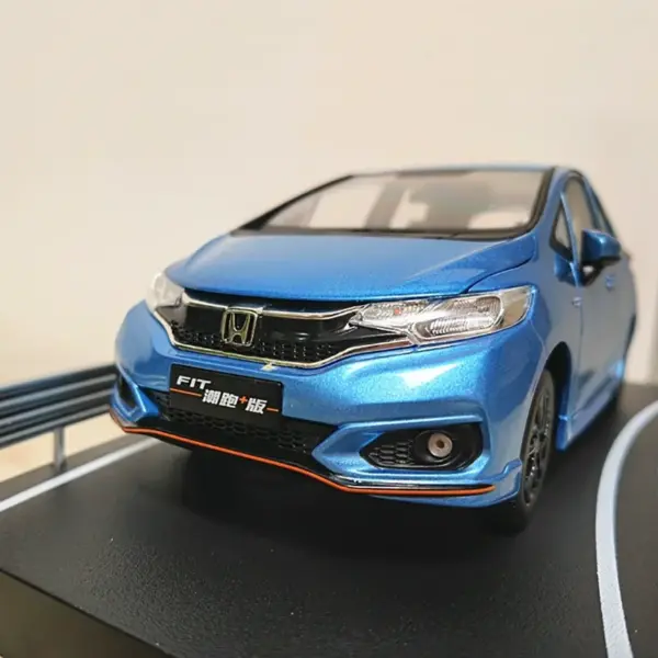 1:18 Scale Diecast Alloy Car Model Toy - Image 2