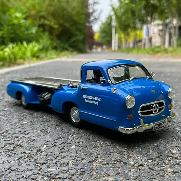 1:18 Scale Blue Mercedes-Benz Truck Model - Image 2