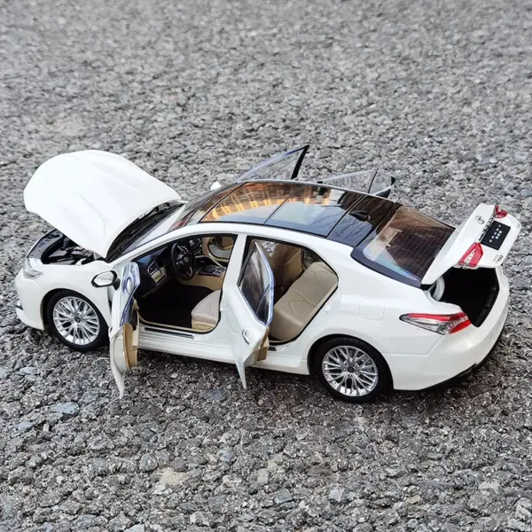 1:18 Scale Toyota Camry Diecast Model Car - Image 5