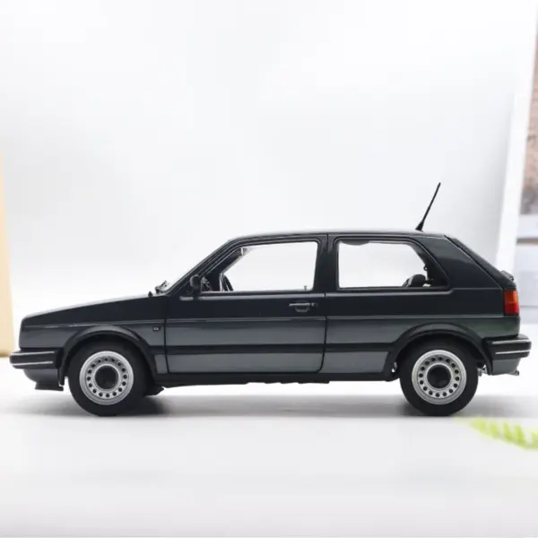 1998 Golf 2nd Gen Diecast Model Car 1:18 Scale - Image 2