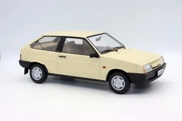 1/18 Scale 1984 Lada Samara Diecast Model - Image 2