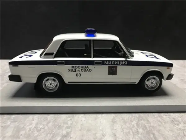 1/18 Scale Soviet Lada 2105 Resin Model Car - Image 2