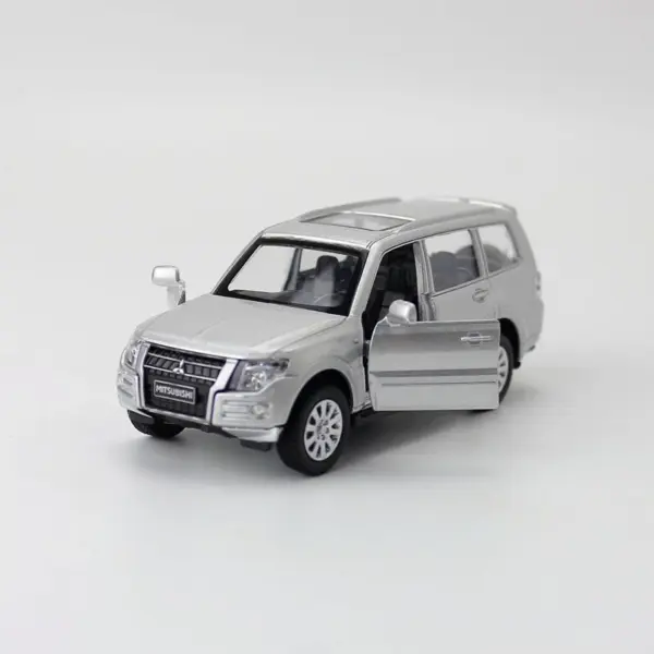 1:43 Scale Pajero Diecast Alloy Model Car - Image 5