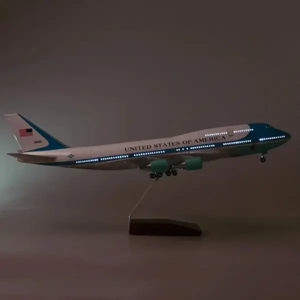 1:150 Scale B747 Air Force One Model - Image 8