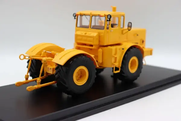 1/43 Scale K-700A Diecast Tractor Model - Image 4