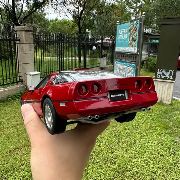 1:18 Scale Metal Chevrolet Corvette C4 Model - Image 3