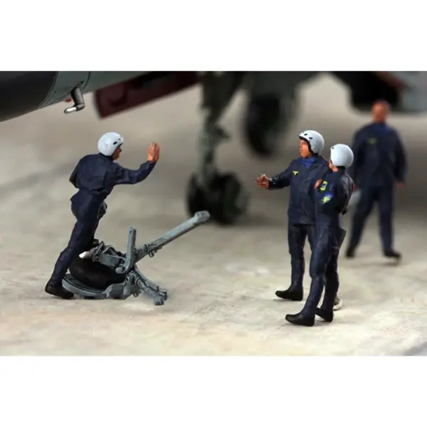 1/72 Scale Russian Air Force Pilot Figures Set - Image 3