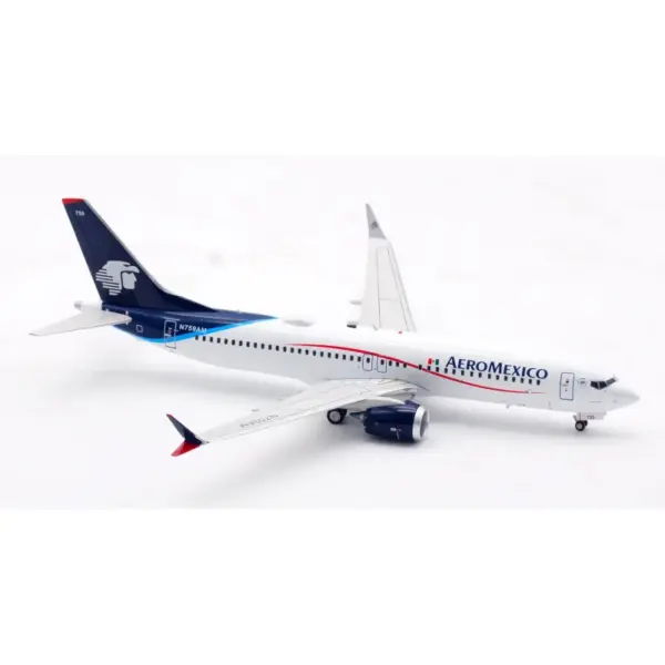 1:200 Aeromexico Boeing B737-8 MAX Model - Image 3