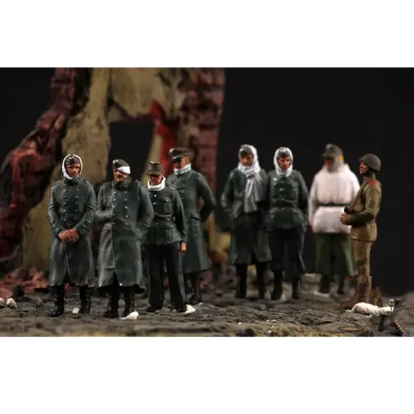 1:72 Scale Soviet Soldiers Figure Set 8 Pcs - Image 3