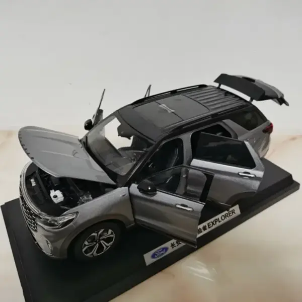 1:18 Scale Metal Ford Explorer Diecast Model - Image 5