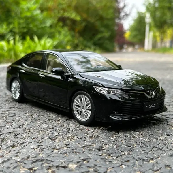 1:18 Scale Toyota Camry Diecast Model Car - Image 7