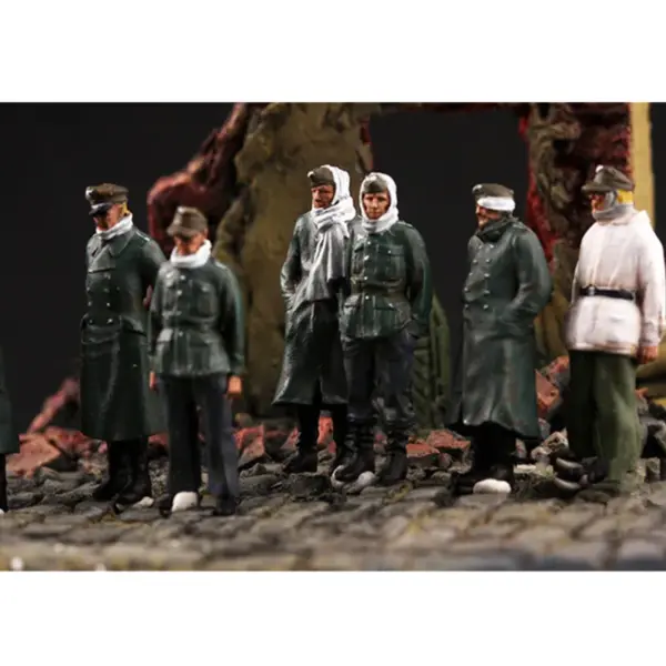 1:72 Scale Soviet Soldiers Figure Set 8 Pcs - Image 2