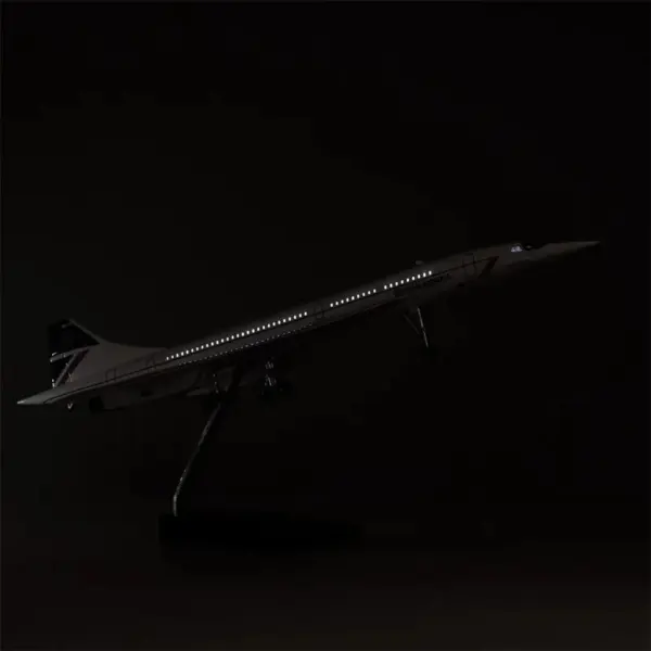 1:125 Scale Singapore Airlines Concorde Model - Image 8