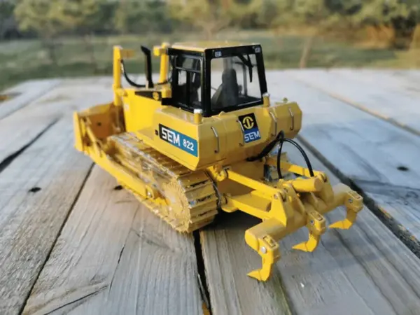 1:35 CAT Bulldozer SEM822 Diecast Model Vehicle - Image 3