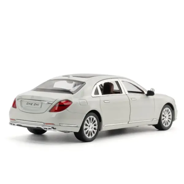 1:24 Mercedes-Benz E300 Diecast Model Car - Image 4