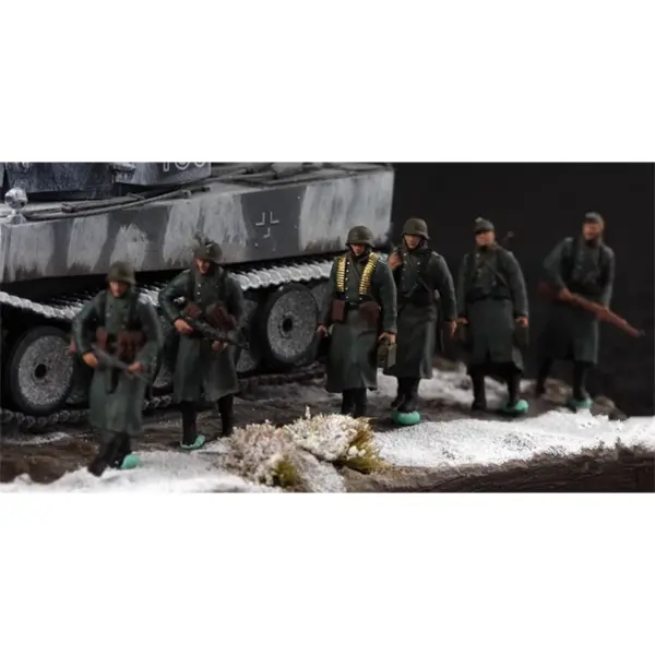 1:72 Scale German Soldiers Miniature Figures Set - Image 4