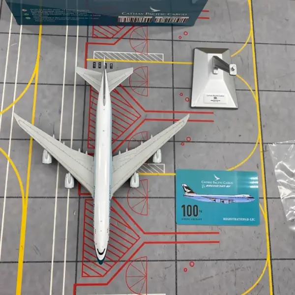 Cathay Pacific 747-8F Diecast Model 1:400 - Image 3