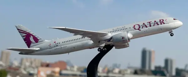 Qatar Airways Boeing 787-9 Scale Model 1:400 - Image 4