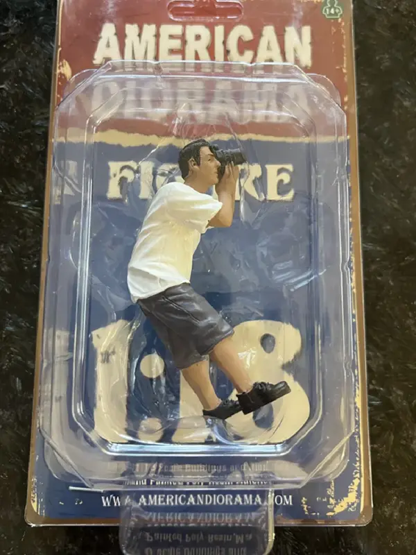 1:18 Scale Photographer Action Figure Model - Image 4