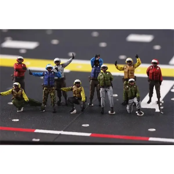 1:72 Scale US Navy Ground Crew Figure Set - Image 5