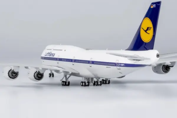 Lufthansa B747-8 Diecast Model 1:400 Scale - Image 3