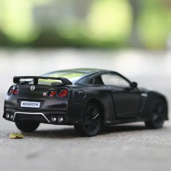 1:36 Scale Nissan GTR Diecast Car Model - Image 2