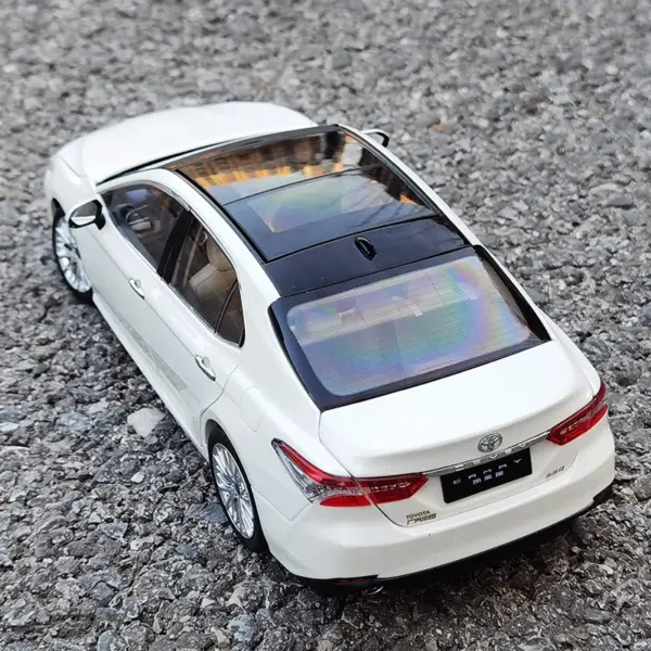 1:18 Scale Toyota Camry Diecast Model Car - Image 3