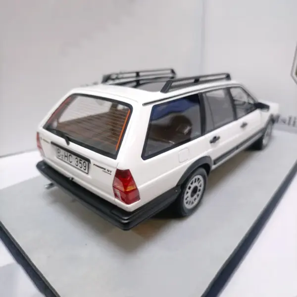 1:18 Scale VW Passat Alloy Car Model - Image 6