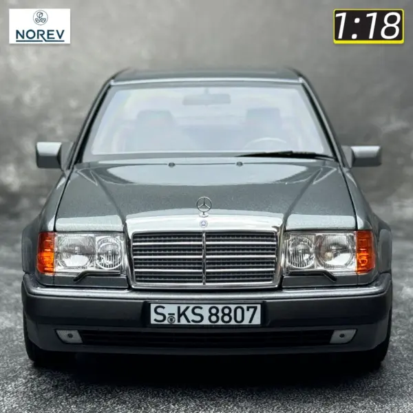 1/18 Mercedes-Benz 500E Model - Silver Grey - Image 4