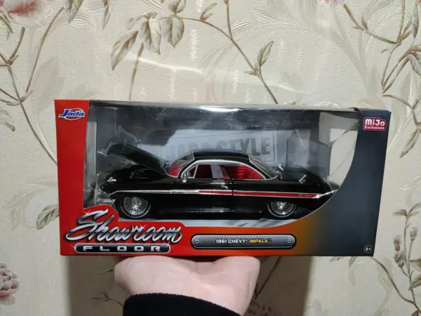 Chevy Impala 1:24 Diecast Car Model - Image 8