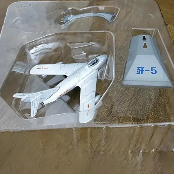 1:100 Scale J-5 Fighter Model Aircraft - Image 5