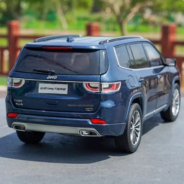 Diecast 1:18 Scale FCA Commander SUV Model - Image 4