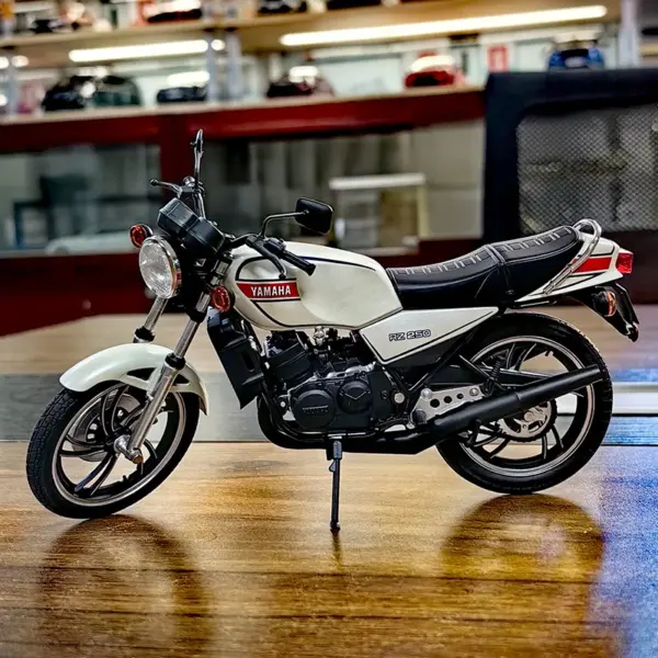 1:12 Scale Yamaha RZ250 Motorcycle Model - Image 2