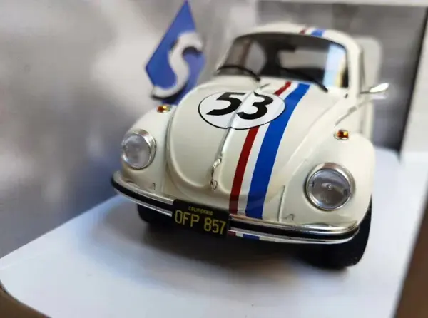 1:18 Scale Classic Volkswagen Beetle Model - Image 4