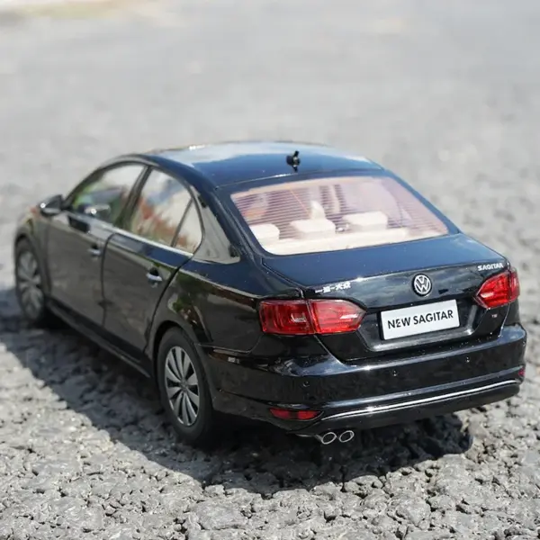 Diecast 1:18 Scale 2012 Alloy Car Model - Image 4