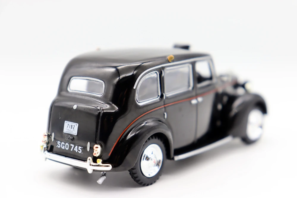1955 Austin FX3 London Taxi Diecast Model 3 1955 Austin FX3 London Taxi Diecast Model - Image 3