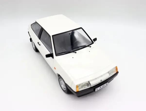 1/18 Scale White Lada 2108 Samara Model Car - Image 4