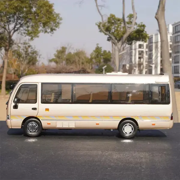 1:24 Scale JMC Diecast Alloy Bus Model - Image 3