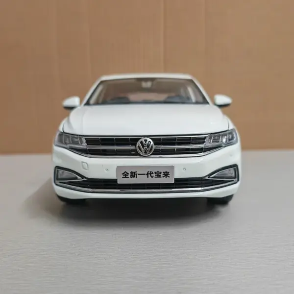 1:18 Scale 2019 Bora Diecast Car Model - Image 2