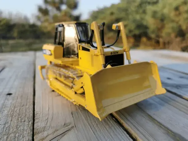 1:35 CAT Bulldozer SEM822 Diecast Model Vehicle - Image 4