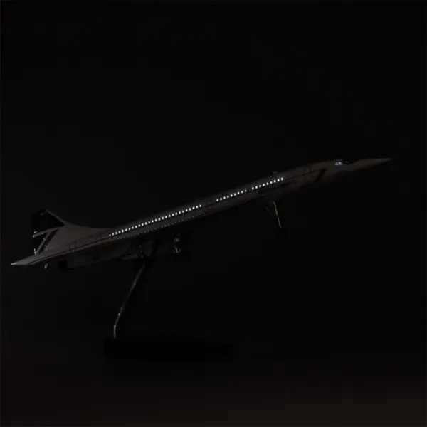 1:125 Scale Singapore Airlines Concorde Model - Image 3