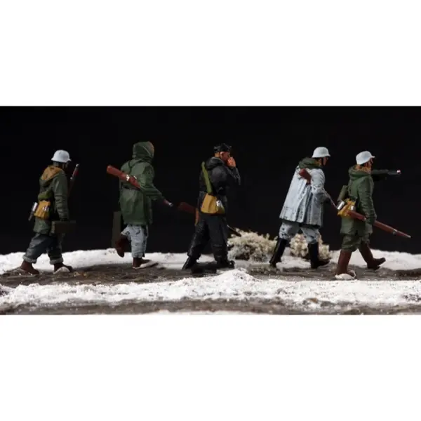 1/72 Scale German Winter Soldiers 5pcs Set - Image 3