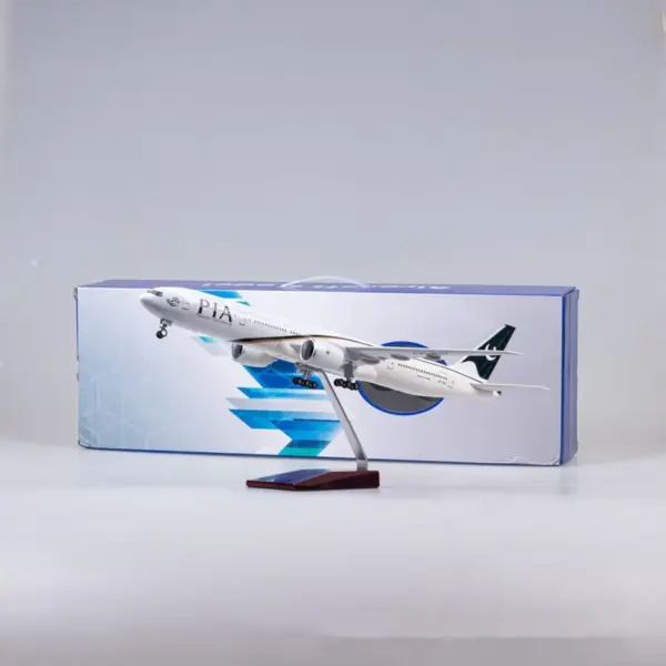 Boeing B777 Diecast Model with LED Lights - Image 2