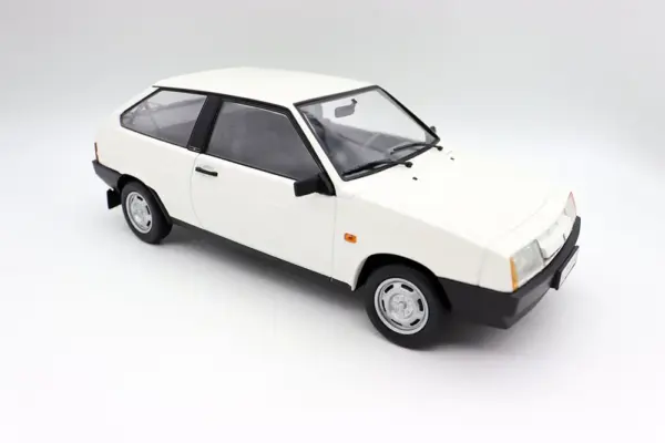 1/18 Scale White Lada 2108 Samara Model Car - Image 3