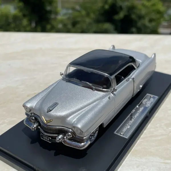 1:43 Scale Diecast Alloy Cadillac Coupe Model - Image 2