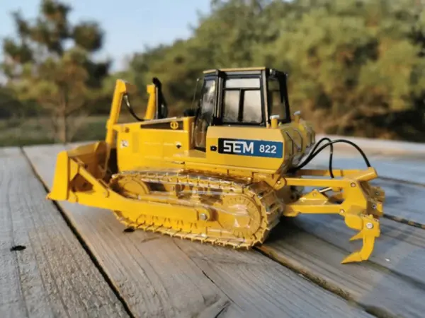 1:35 CAT Bulldozer SEM822 Diecast Model Vehicle - Image 2