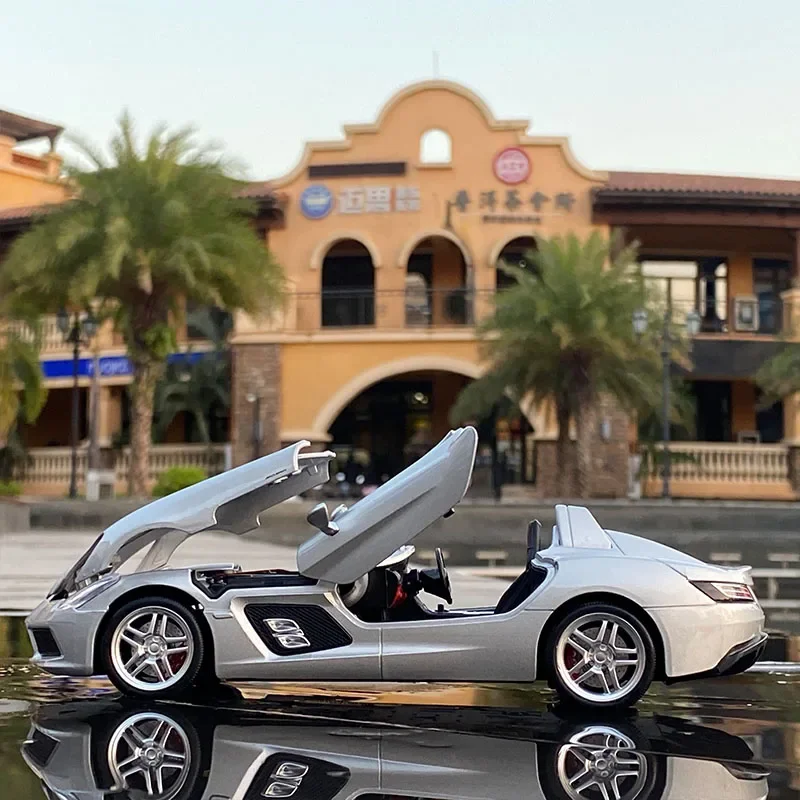 1:24 Mercedes-Benz SLR Stirling Moss Model Car 3 1:24 Mercedes-Benz SLR Stirling Moss Model Car - Image 3