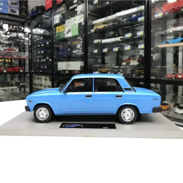 1/18 Scale LADA 2105 Vintage Resin Model Car - Image 3