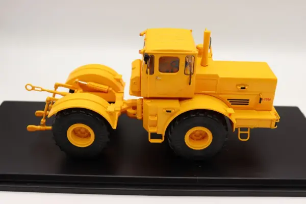 1/43 Scale K-700A Diecast Tractor Model - Image 6